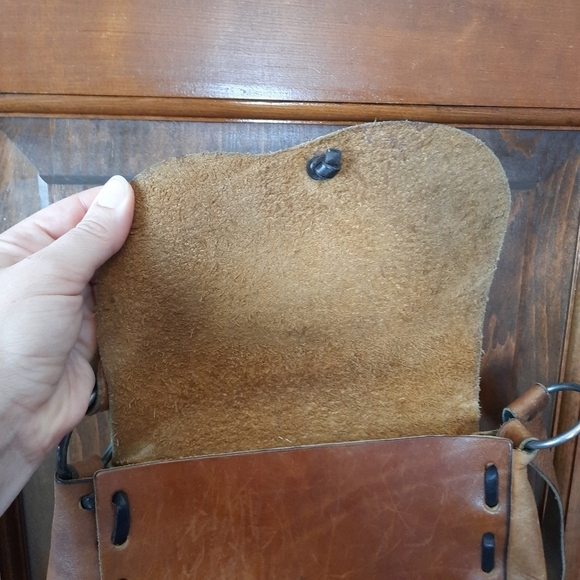 Vintage handcrafted boho tan brown leather floral stamped crossbody bag - Picture 10 of 11